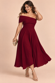 Robe asymétrique bordeaux à épaules dénudées | Porté sur une autre silhouette | Lounelle Paris
