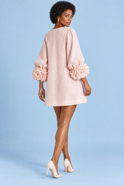 Robe droite rose à manches bouffantes et poignets à volants | Vue de dos | Lounelle Paris