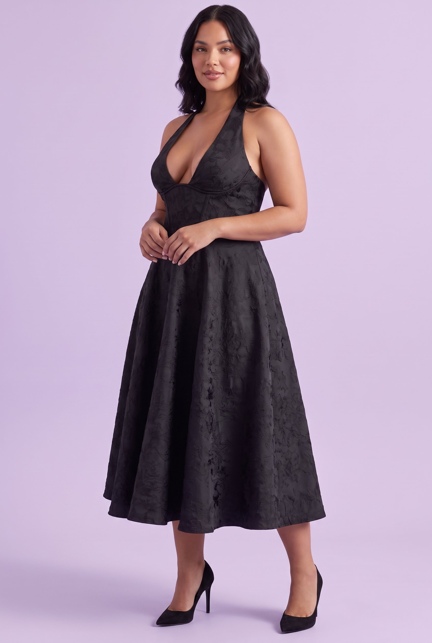 Robe midi noire en dentelle à décolleté plongeant | Porté sur une silhouette plus ronde | Lounelle Paris