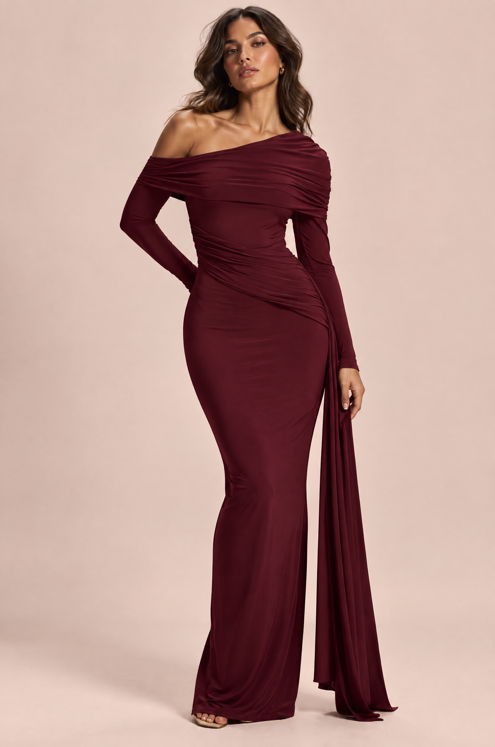 Robe longue bordeaux asymétrique à fronces et drapé | Vue de face | Lounelle Paris