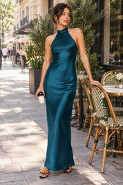 Robe longue vert paon à encolure asymétrique | Photo lifestyle | Lounelle Paris