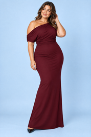 Robe longue bordeaux à encolure Bardot et bretelle torsadée | Porté sur une silhouette plus ronde | Lounelle Paris