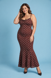 Robe longue sirène marron à pois et encolure drapée | Porté sur une silhouette plus ronde | Lounelle Paris