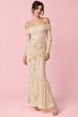 Maxikjole i beige blonde med off-shoulder-udskæring, rynkedetaljer og bindebånd