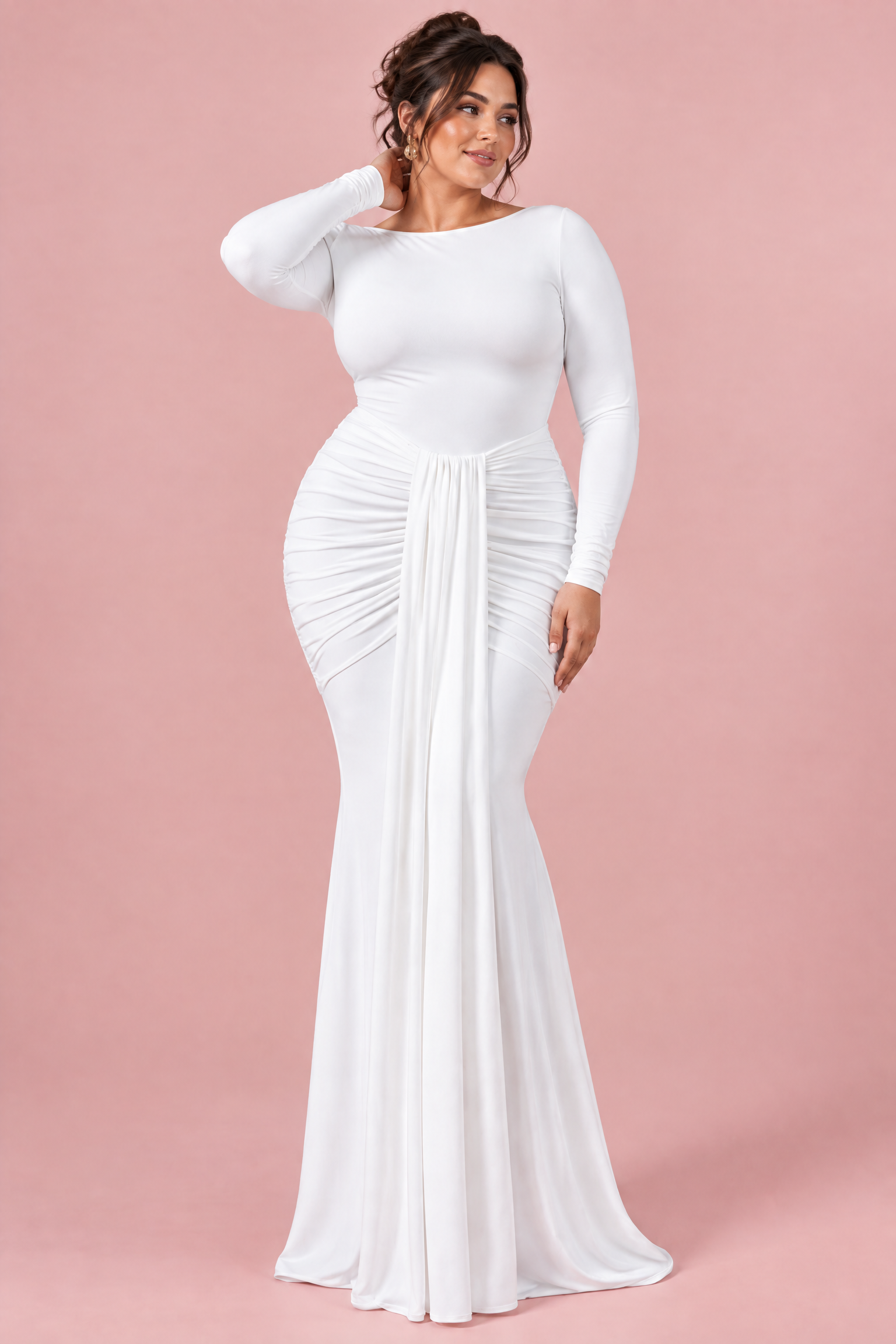 Robe longue blanche à encolure bateau et fronces | Porté sur une silhouette plus ronde | Lounelle Paris