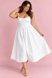 Robe midi blanche plissée évasée | Porté sur une silhouette plus ronde | Lounelle Paris