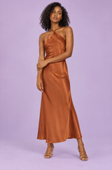 Brun maxikjole med twist, halterneck og cape