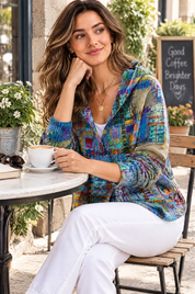 Gilet bleu à capuche boutonné | Photo lifestyle | Lounelle Paris