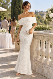 Robe longue blanche en dentelle à encolure Bardot | Photo lifestyle | Lounelle Paris