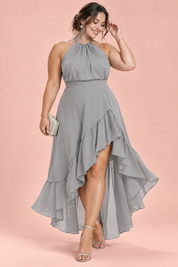 Robe grise à volants asymétriques et encolure dos nu | Porté sur une silhouette plus ronde | Lounelle Paris