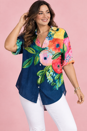 Chemise longue fleurie à col – Bleu marine | Porté sur une silhouette plus ronde | Lounelle Paris