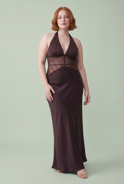 Robe longue marron foncé à encolure américaine et empiècement en dentelle | Porté sur une autre silhouette | Lounelle Paris