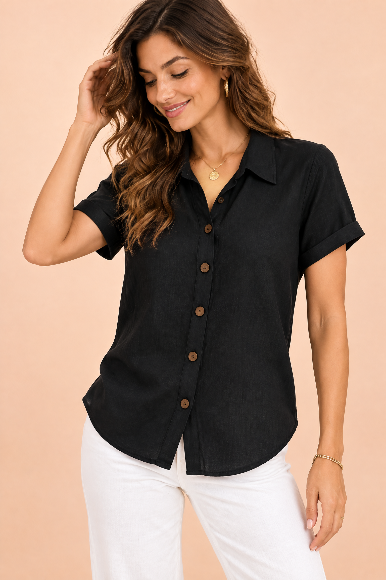 Chemise noire à manches courtes et col classique | Vue rapprochée | Lounelle Paris