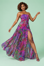 Robe longue violette satinée à imprimé floral avec col V | Vue en mouvement | Lounelle Paris