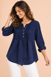 Blouse bleu marine en coton à col rond et patte de boutonnage plissée | Vue rapprochée | Lounelle Paris