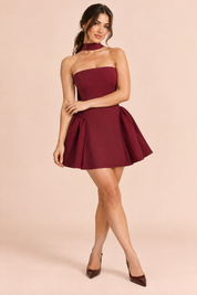 Robe courte bordeaux évasée à dos nu | Porté sur une autre silhouette | Lounelle Paris