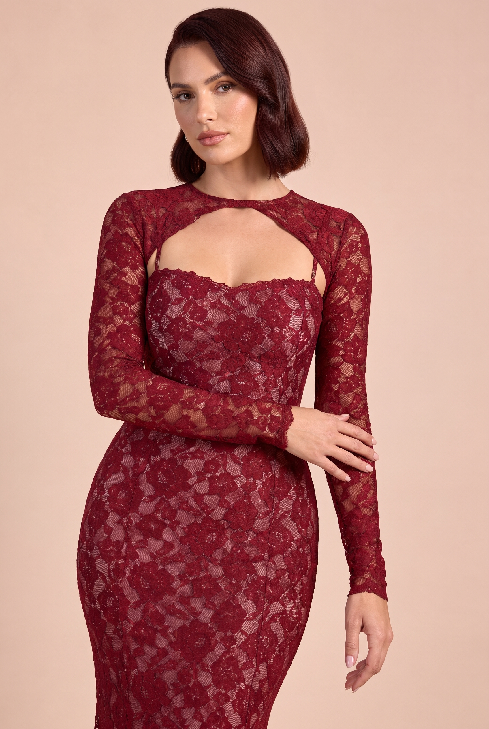 Robe longue en dentelle bordeaux à décolleté cœur | Vue rapprochée | Lounelle Paris