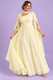 Robe longue jaune clair à encolure carrée et manches cape | Porté sur une silhouette plus ronde | Lounelle Paris