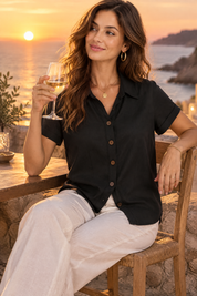 Chemise noire à manches courtes et col classique | Deuxième photo lifestyle | Lounelle Paris
