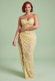 Robe longue bustier en dentelle froncée jaune pâle | Porté sur une silhouette plus ronde | Lounelle Paris