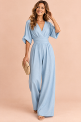 Lyseblå jumpsuit med V-hals og vide ben
