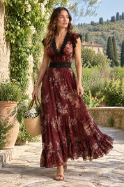 Robe longue fleurie rouge à col V et volants | Photo lifestyle | Lounelle Paris