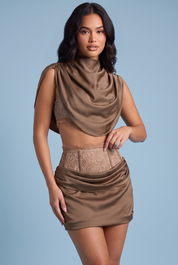 Ensemble marron ajusté avec mini-jupe et empiècements en dentelle | Vue rapprochée | Lounelle Paris