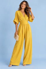 Gul jumpsuit med V-hals og vide ben