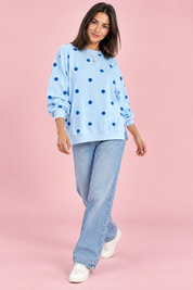 Sweat-shirt oversize bleu à pois | Vue en mouvement | Lounelle Paris