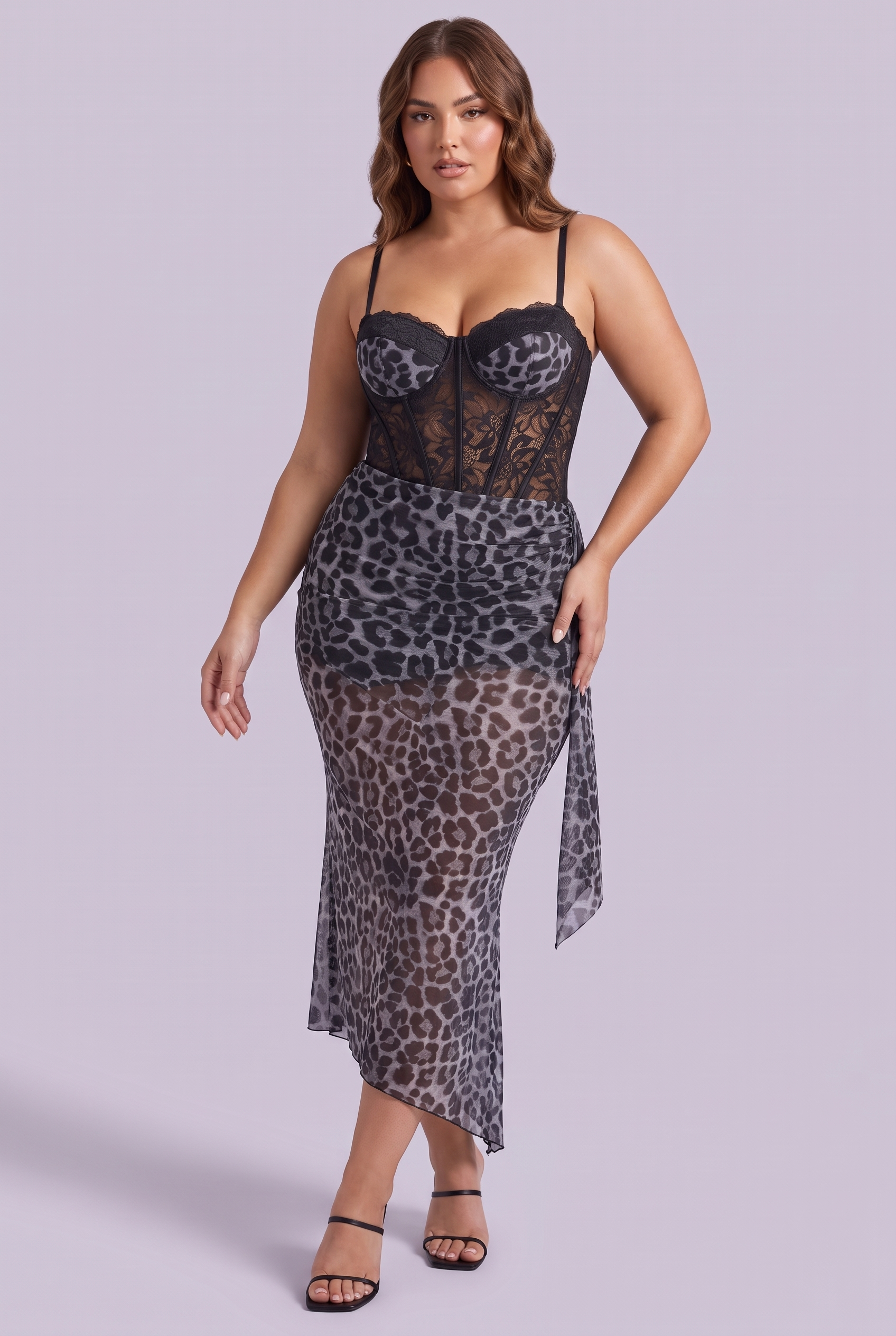 Robe longue en mesh à imprimé léopard, décolleté en V et fente haute devant — Gris | Porté sur une autre silhouette | Lounelle Paris