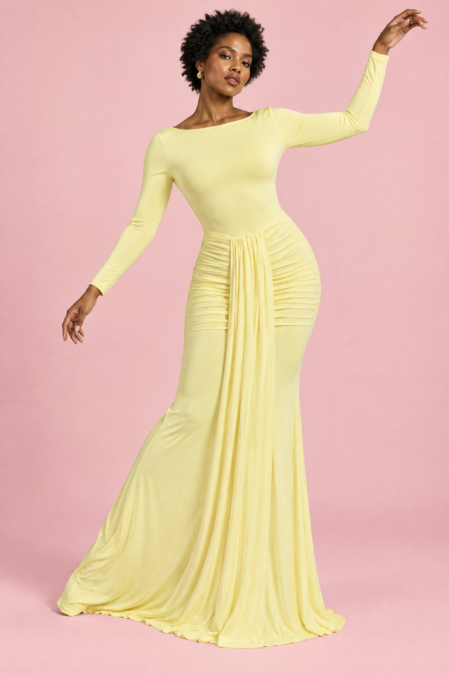 Robe longue jaune à encolure bateau et fronces | Vue en mouvement | Lounelle Paris