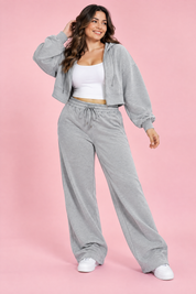Ensemble gris avec sweat zippé court | Porté sur une silhouette plus ronde | Lounelle Paris
