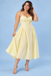 Robe midi jaune à imprimé floral, décolleté cœur et fronces | Porté sur une silhouette plus ronde | Lounelle Paris