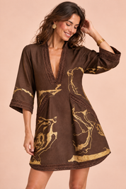Robe courte fluide marron foncé à col V | Vue rapprochée | Lounelle Paris
