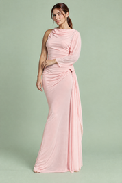Robe longue rose à col montant, détails drapés et manches cape | Porté sur une autre silhouette | Lounelle Paris