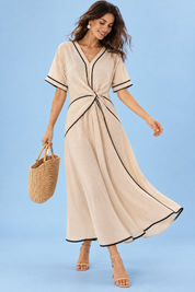 Robe longue beige à col V et taille nouée | Vue en mouvement | Lounelle Paris