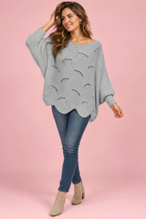 Grå oversized sweater med hulmønster og bådudskæring