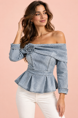 Lysegrå bluse med bare skuldre og peplum