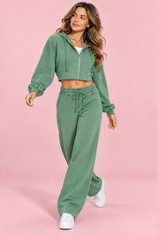 Ensemble vert sauge avec sweat zippé court | Vue en mouvement | Lounelle Paris