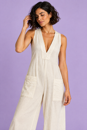 Combinaison écrue à encolure V et jambes larges | Vue rapprochée | Lounelle Paris