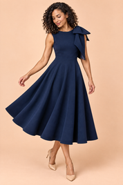Robe midi bleu marine à encolure asymétrique et manche à nœud | Vue en mouvement | Lounelle Paris