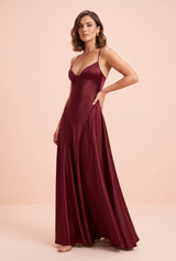 Satin maxikjole med V-hals i bordeaux
