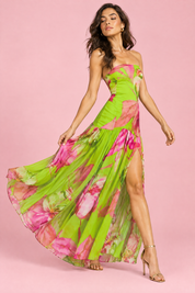Robe longue verte satinée à imprimé floral avec col V | Vue en mouvement | Lounelle Paris