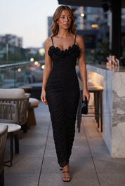 Robe longue noire fines bretelles | Photo lifestyle | Lounelle Paris