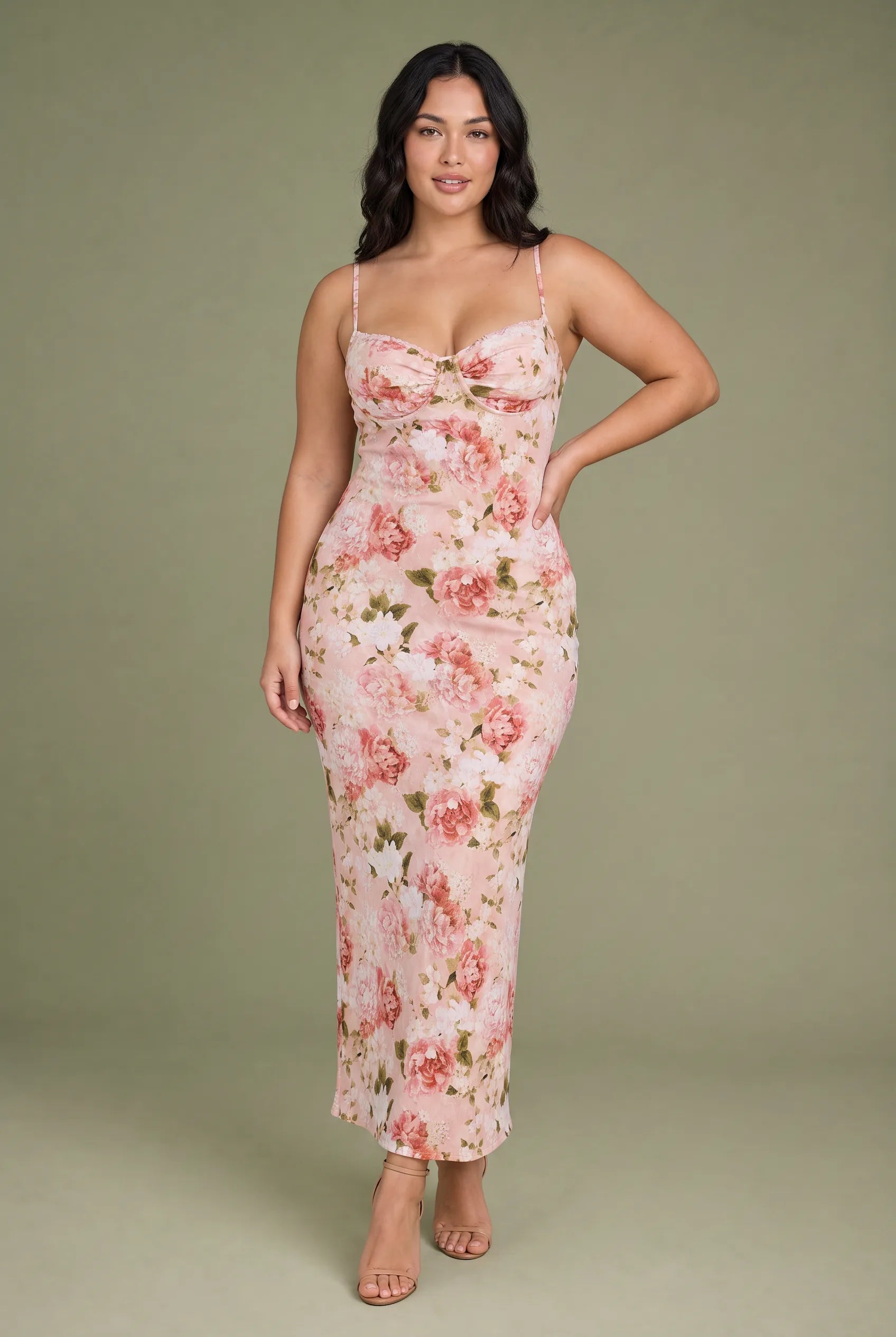 Robe longue rose imprimée dos nu | Porté sur une silhouette plus ronde | Lounelle Paris