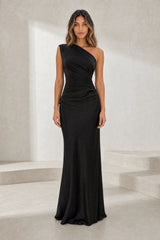Robe longue satinée à une épaule