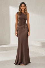 Robe longue satinée à une épaule