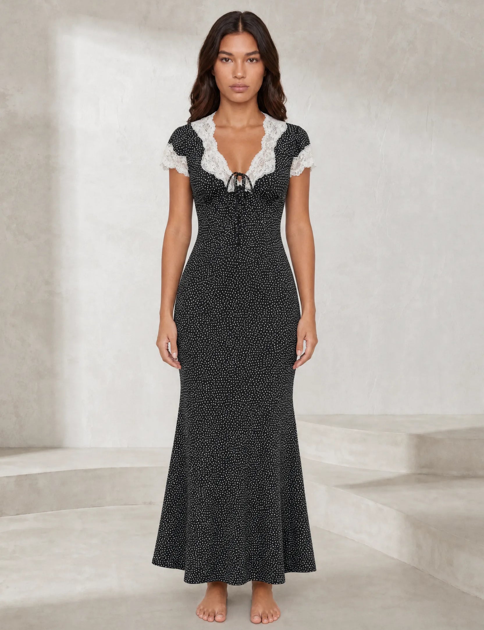 Robe noire à pois bordée de dentelle | Lounelle Paris