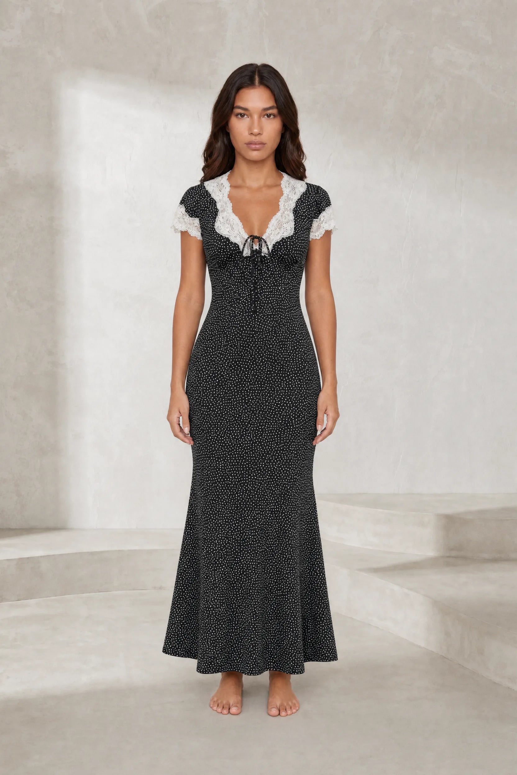 Robe noire à pois bordée de dentelle | Lounelle Paris
