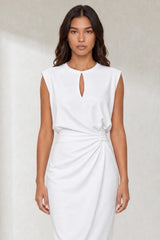 Robe sans manches encolure ajourée